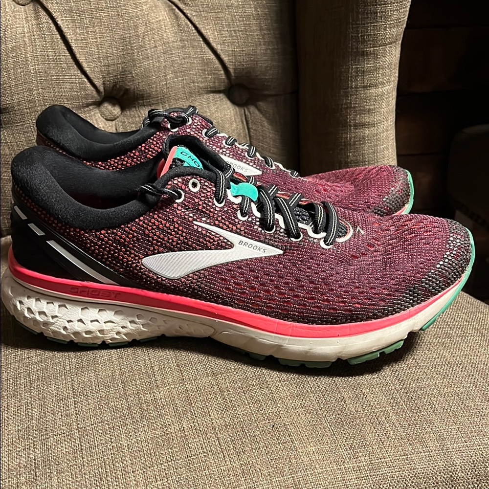 Brooks Ghost 11 Women's Running Shoes - pink and Black size 10 narrow